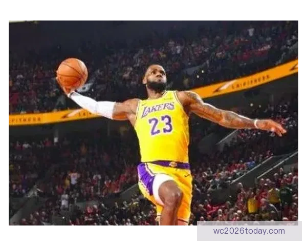 詹姆斯昨日惊艳暴扣起跳三点二米入网速度近五十公里